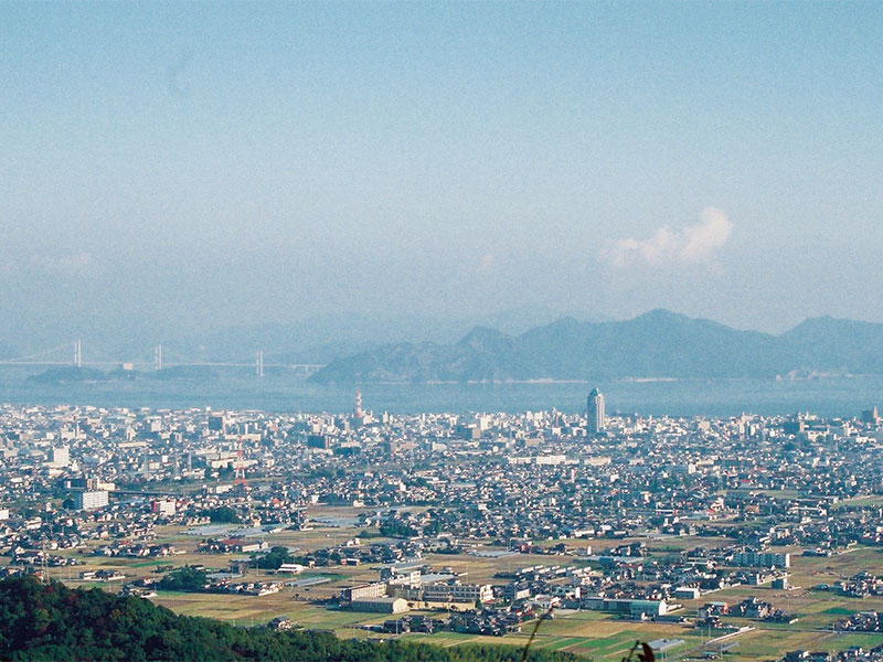 作礼山（仙遊寺）から見た今治市の様子