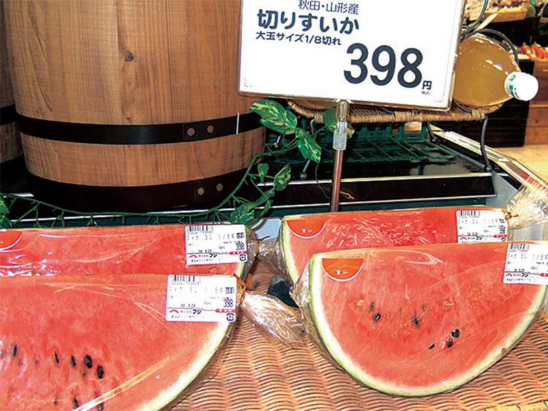 切り売りするスイカ