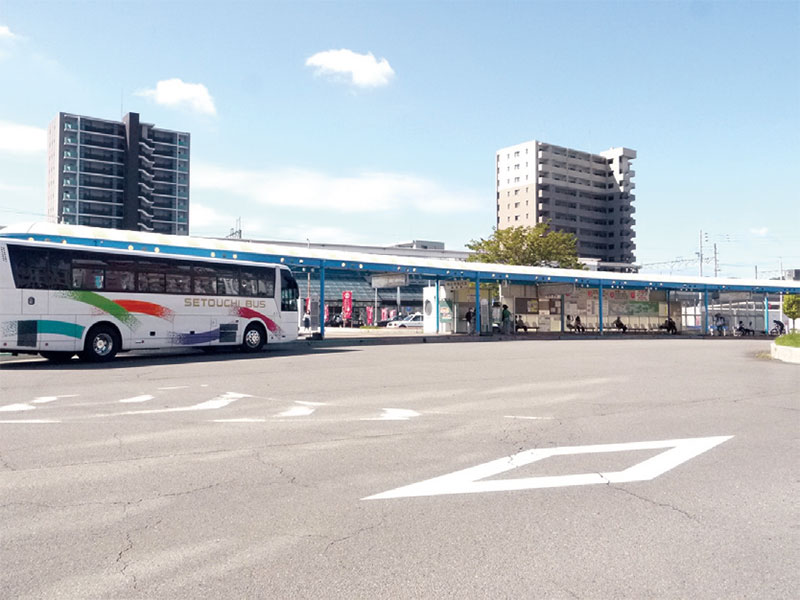 駅前のバスターミナル